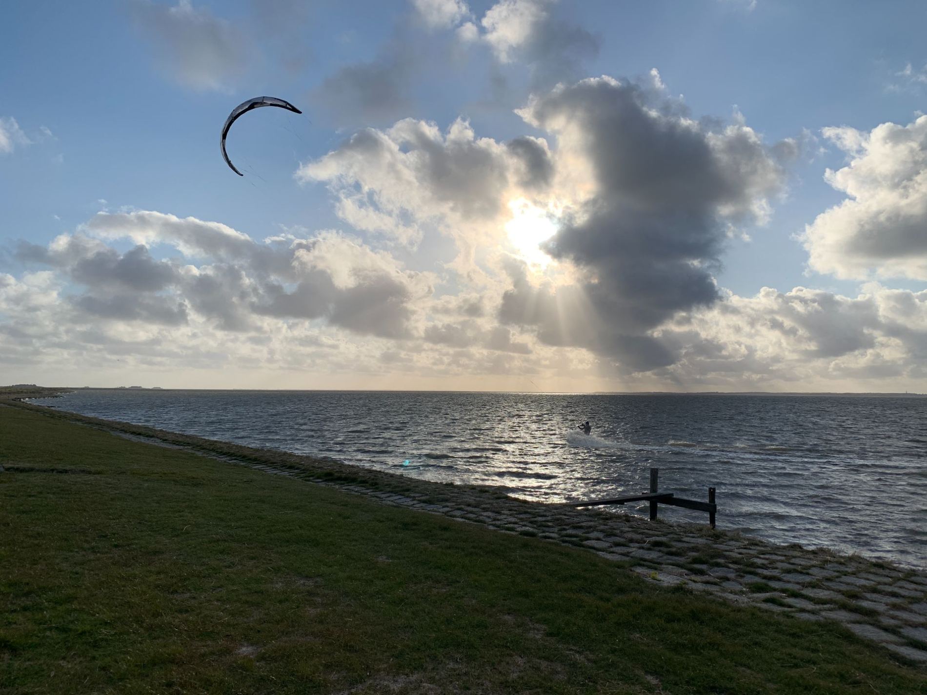 Kitesurfen bei Sonnenuntergang auf der Hallig